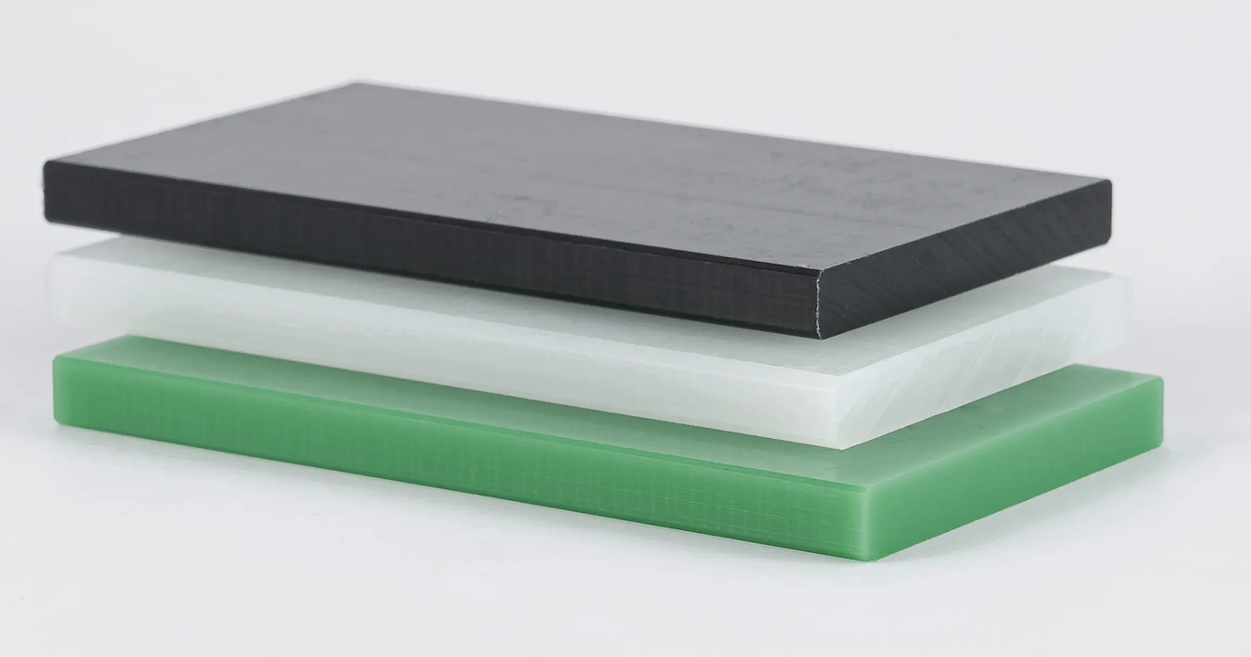 Zwarte, witte en groene kunststof grondstofplaten uit het BEEP assortiment