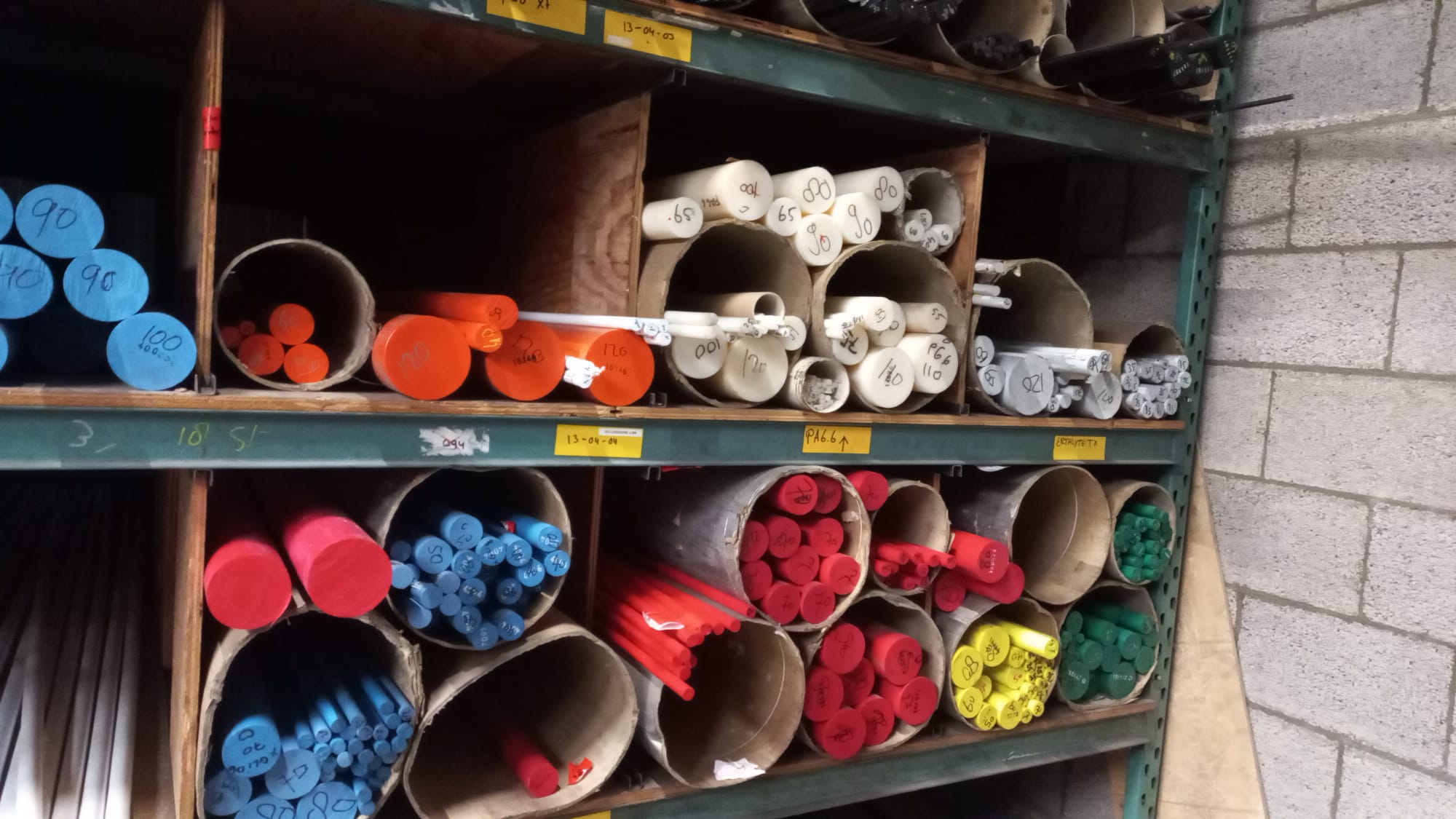Gekleurde kunststof rondstaven en buizen uit de BEEP voorraad