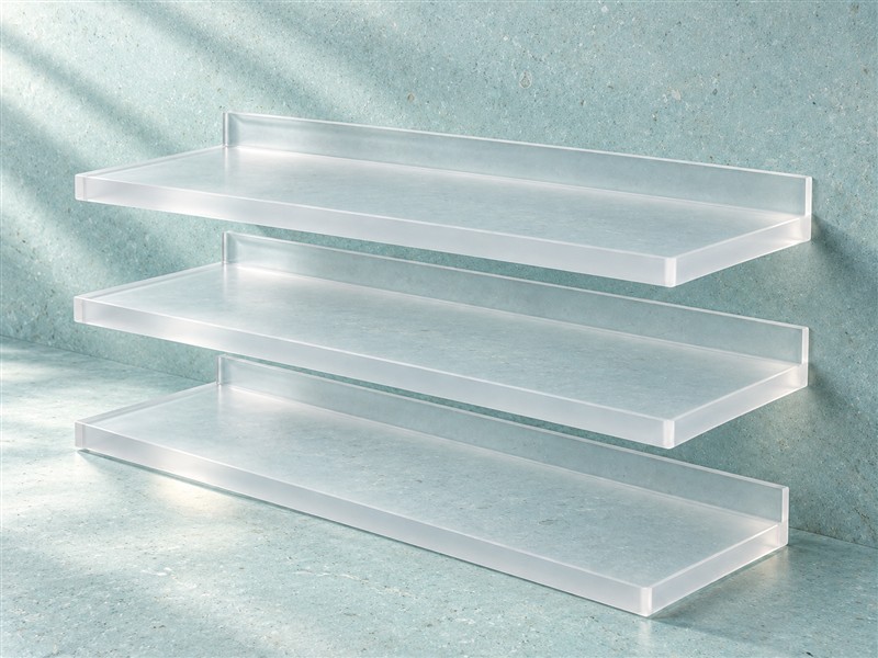 Matte frosted kunststof schappen op aqua natuursteen